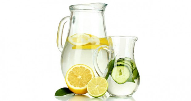 yağlı saçlara evde bakım nasıl yapılır? doğal saç maskeleri 2021 nelerdir? 1 yagli saclara limon suyu kullanimi