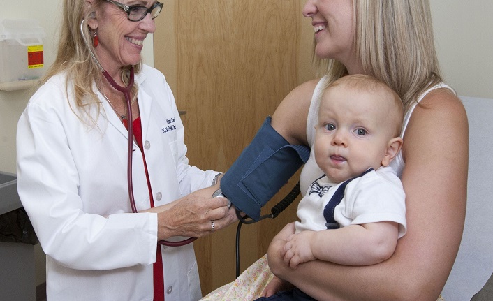 ebe yardımcısı nedir? nasıl ebe yardımcısı olunur? 1 ebe yardimcisi ne is yapar