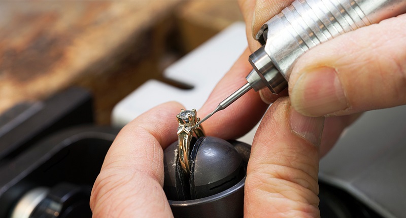 kuyumcular kaçta açılır? kaçta kapanır? çalışma saatleri nasıl? 2 kuyumcu ne is yapar